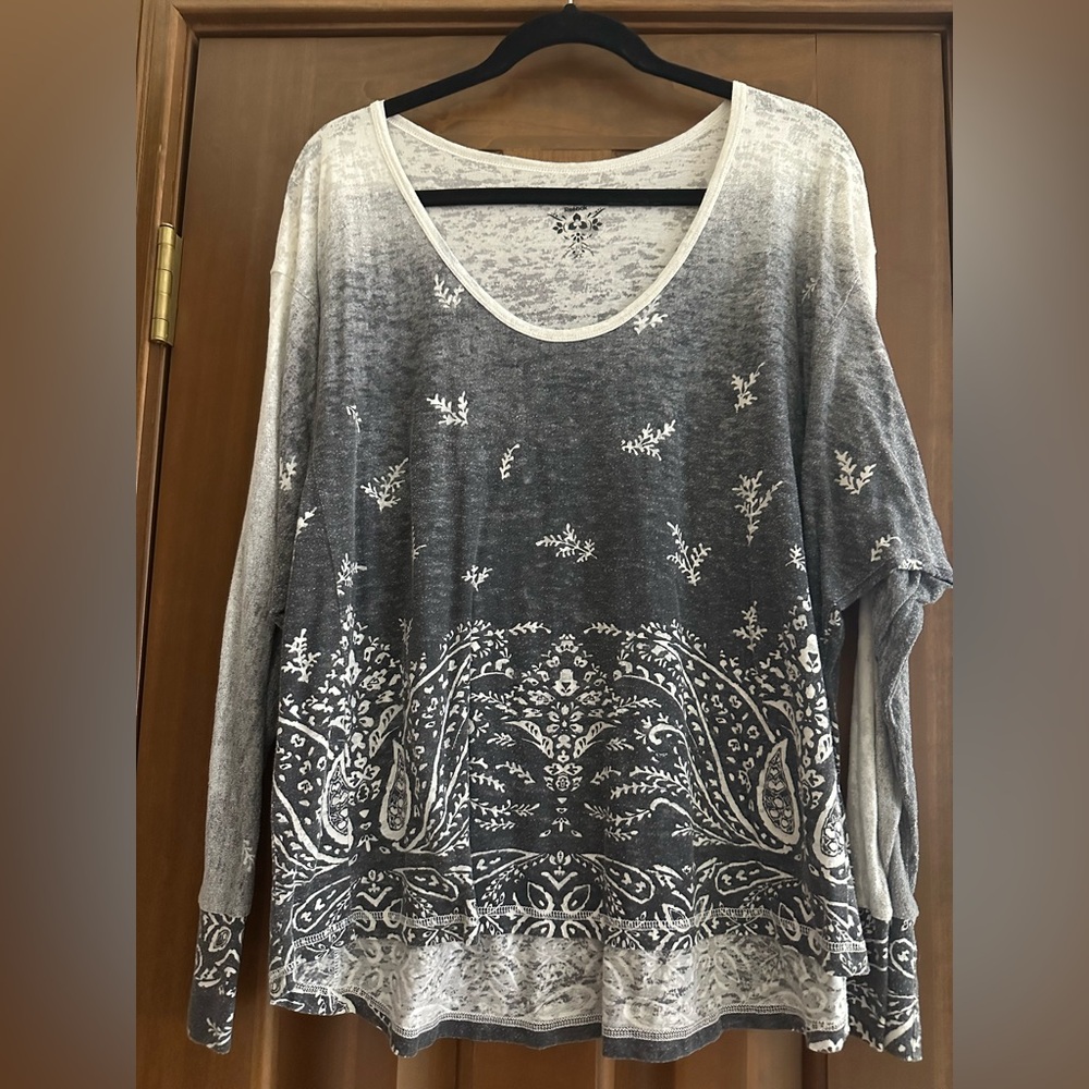 Reebok CL Women's Gray and White Top bandana type print summer weight